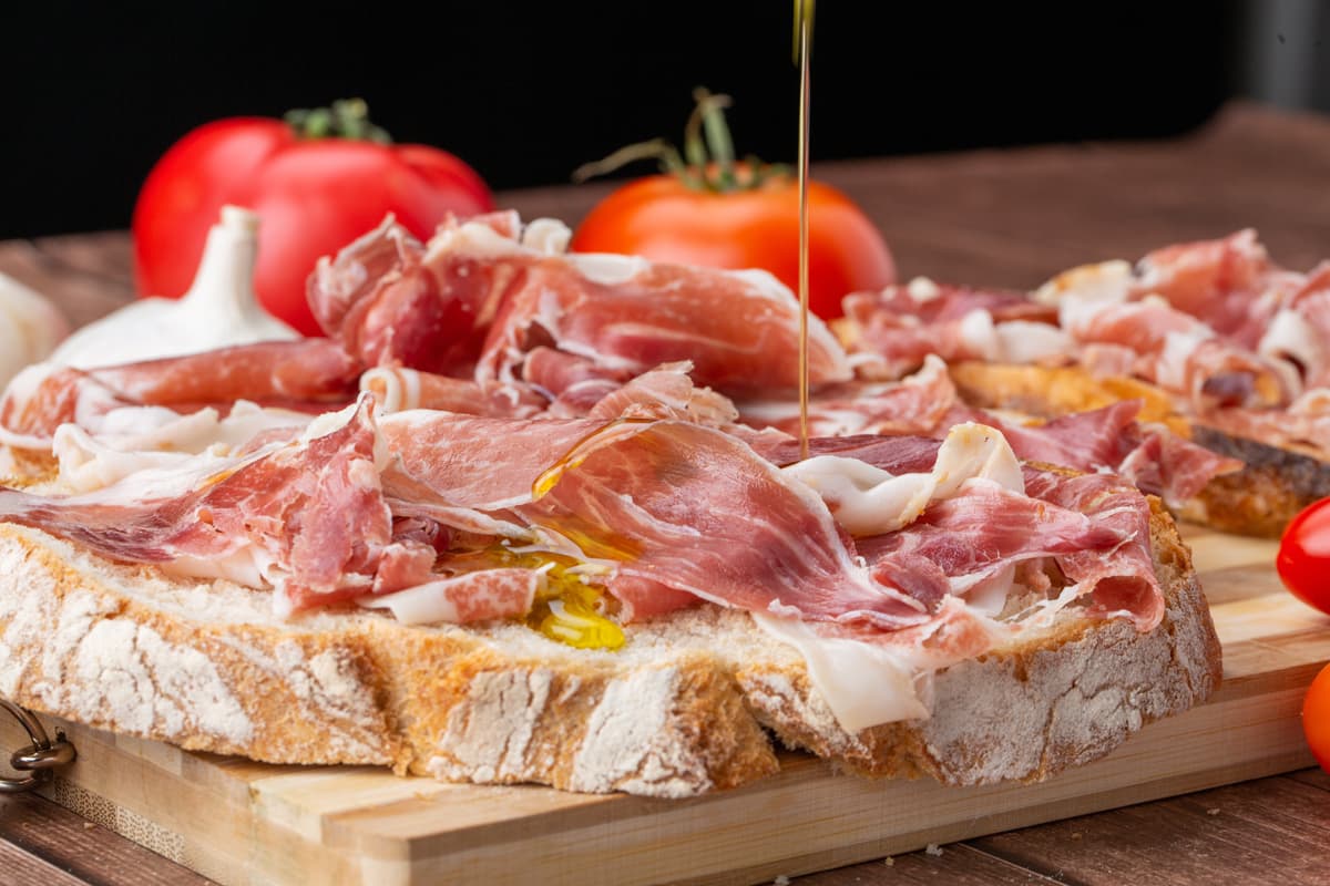 Tosta de Serrano con tomate en Santiago